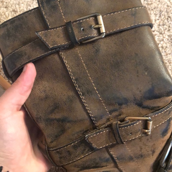 Worn boots - Picture 3 of 4